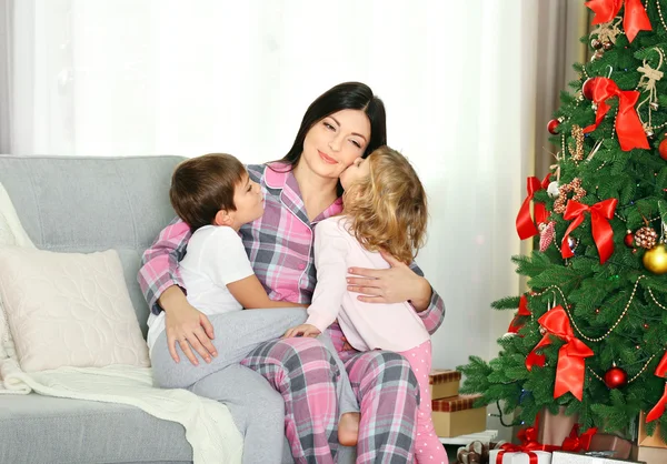 Madre con figlia e figlio — Foto Stock