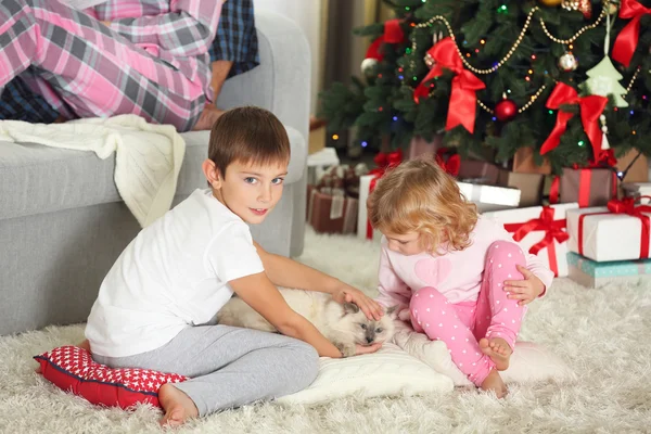 Grappige Kinderen Met Geschenkdozen Kerstboom Achtergrond — Stockfoto