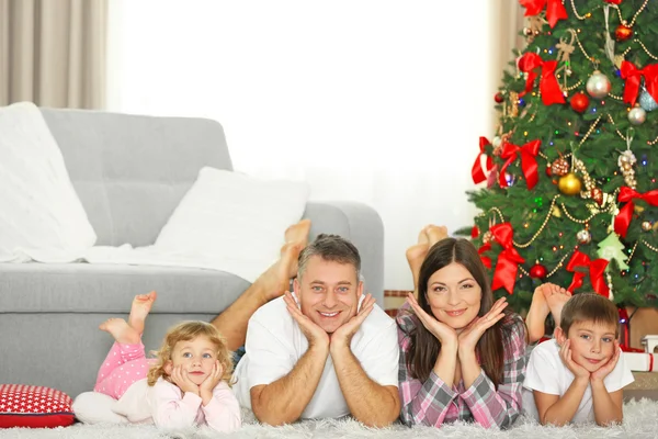Boże Narodzenie portret rodziny — Zdjęcie stockowe