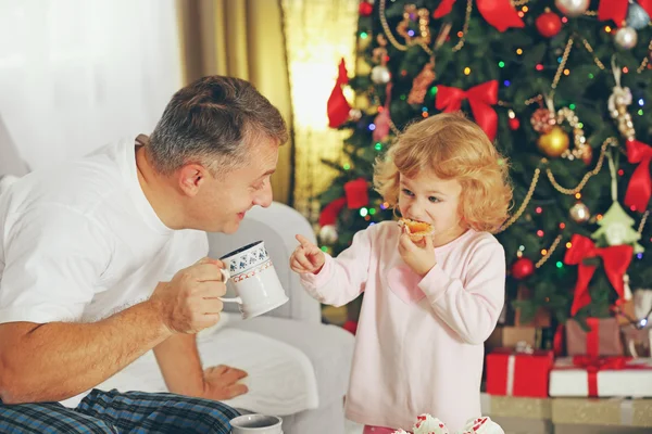 Apa és lánya a karácsony — Stock Fotó