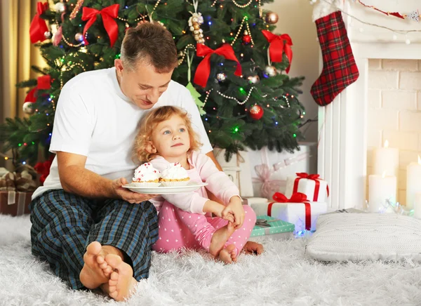 Vader en dochter op Kerstmis — Stockfoto