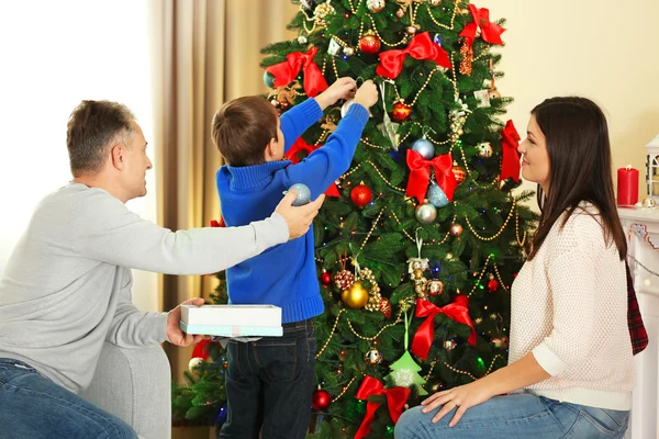 Family decorating Christmas tree — Stock Photo, Image