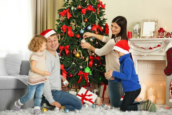 Family decorating Christmas tree — Stock Photo, Image