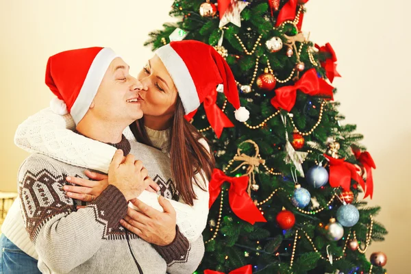 Familia feliz en el árbol de Navidad — Foto de Stock