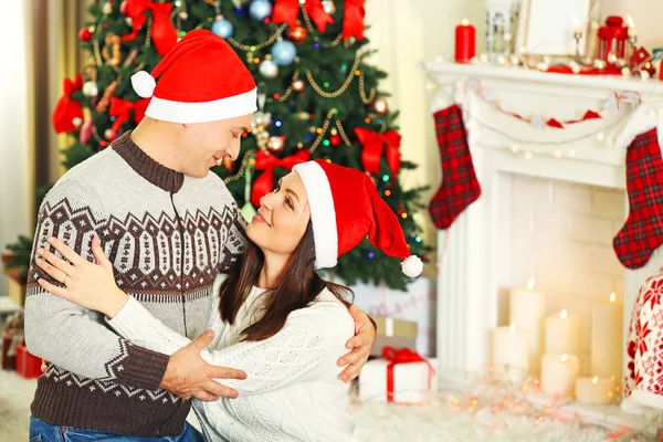 Familia feliz en el árbol de Navidad —  Fotos de Stock