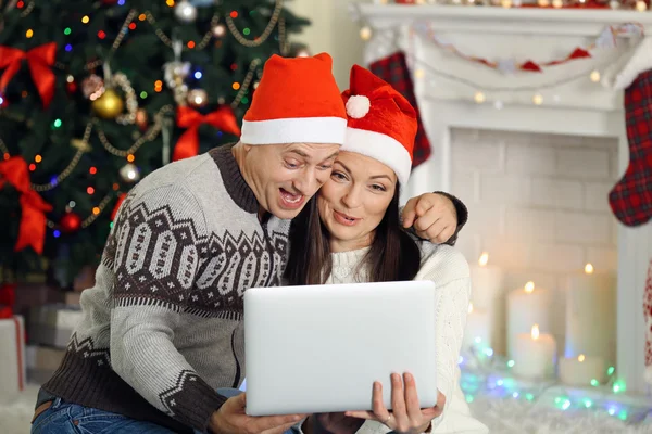 Familia Feliz Con Portátil Fondo Del Árbol Navidad —  Fotos de Stock