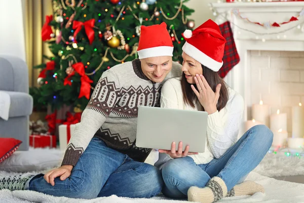 Familia Feliz Con Portátil Fondo Del Árbol Navidad —  Fotos de Stock