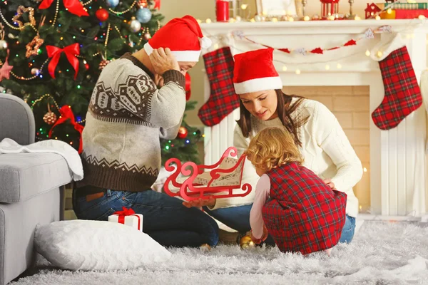 幸せな家族のクリスマス ツリー — ストック写真