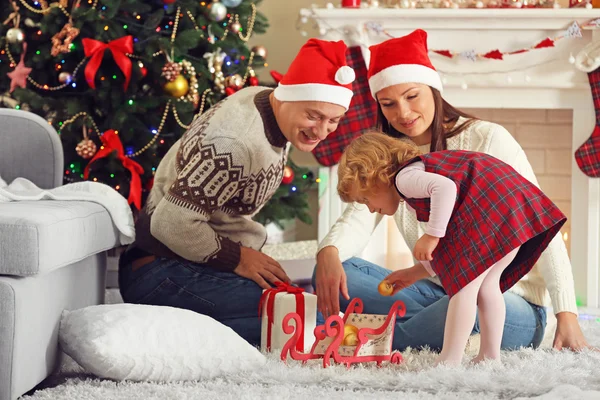 Šťastná rodina na vánoční stromeček — Stock fotografie