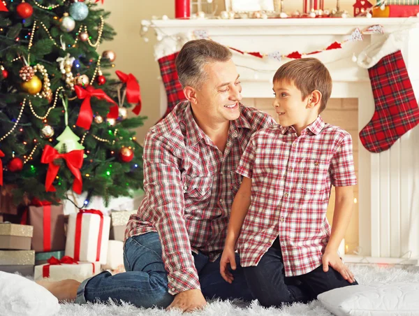 Padre e hijo en Navidad —  Fotos de Stock