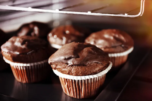 Pasteles de chocolate en el horno, de cerca —  Fotos de Stock