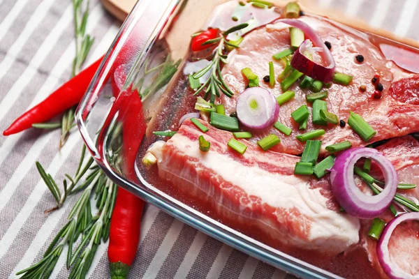 Marinando carne com especiarias na mesa, close-up — Fotografia de Stock