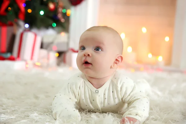 Bebê adorável no chão na sala de Natal decorada — Fotografia de Stock