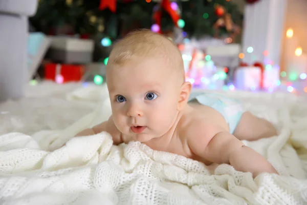 Aranyos meztelen baba a díszített karácsonyi szoba az emeleten — Stock Fotó