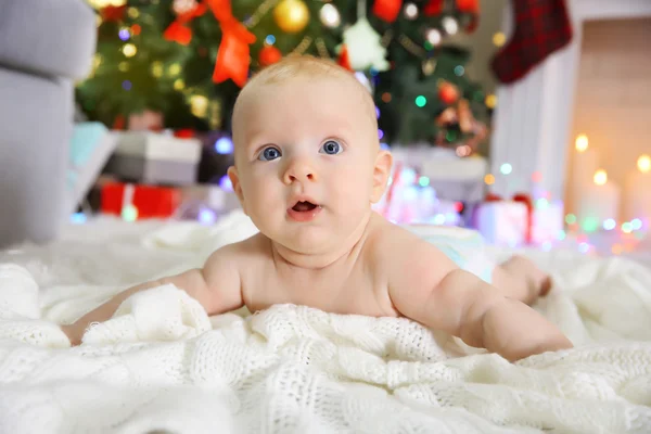 Nagi noworodek na podłodze w sali urządzone Boże Narodzenie — Zdjęcie stockowe
