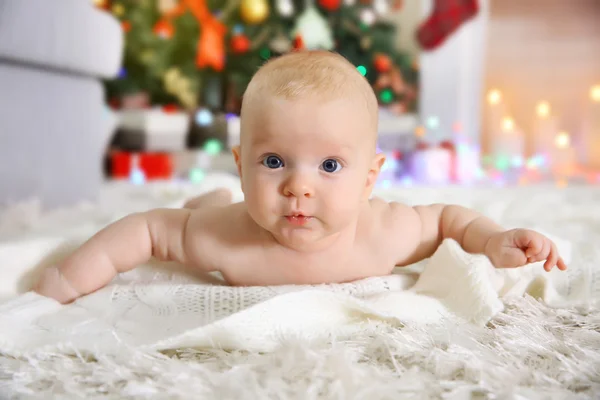 Adorable bebé desnudo en el suelo en la habitación de Navidad decorada — Foto de Stock