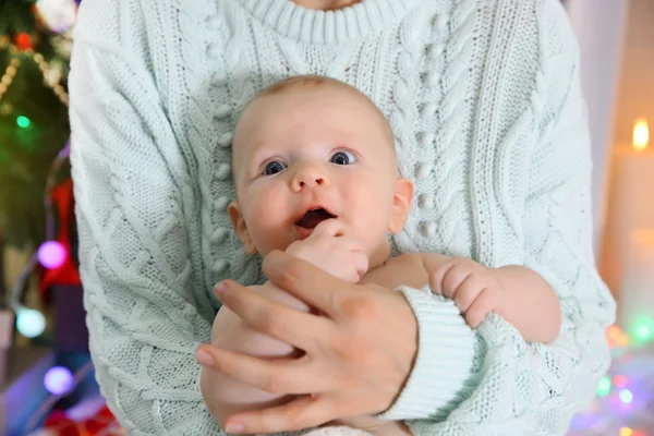 Donna tiene adorabile bambino nudo in mano, da vicino — Foto Stock