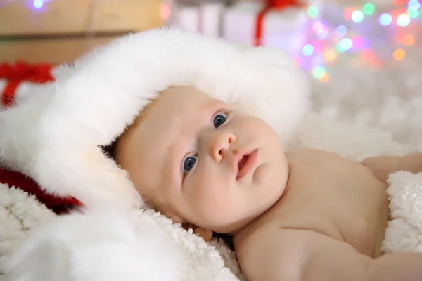 Sıcak battaniye üzerinde kırmızı şapkalı şirin çıplak bebek yakın çekim — Stok fotoğraf