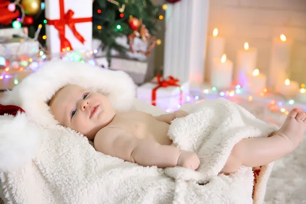 Cute baby nago w czerwony kapelusz na ciepłym kocem, z bliska — Zdjęcie stockowe