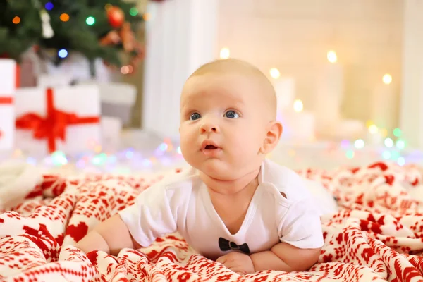 Bébé mignon sur la couverture d'ornement chaud, gros plan — Photo