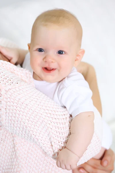 Mulher segura bebê adorável — Fotografia de Stock