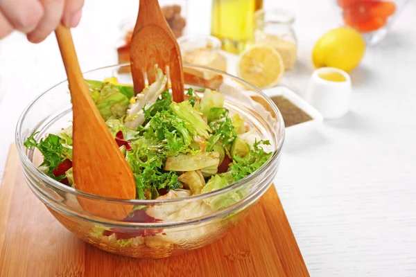 Hombre joven preparando ensalada saludable — Foto de Stock