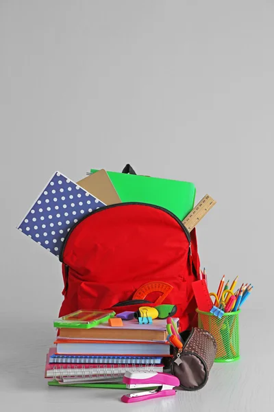 Sac à dos avec fournitures scolaires — Photo