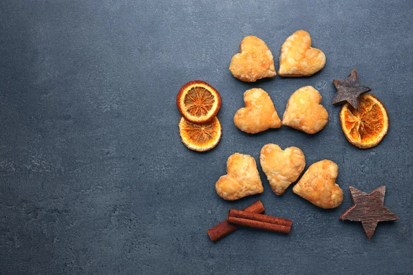 Galletas en forma de corazón con especias secas — Foto de Stock