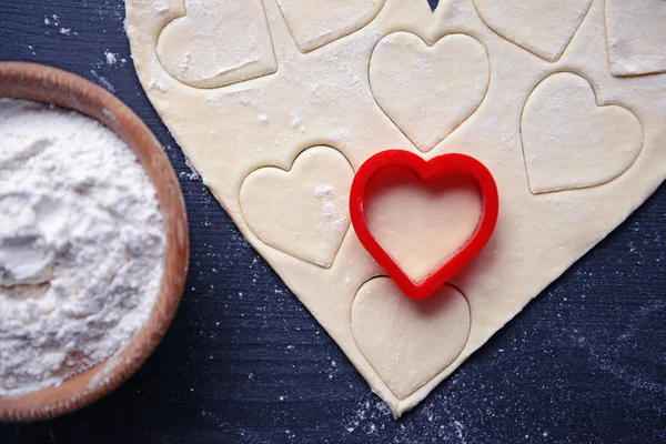 Pişmemiş kalp şeklinde bisküvi — Stok fotoğraf