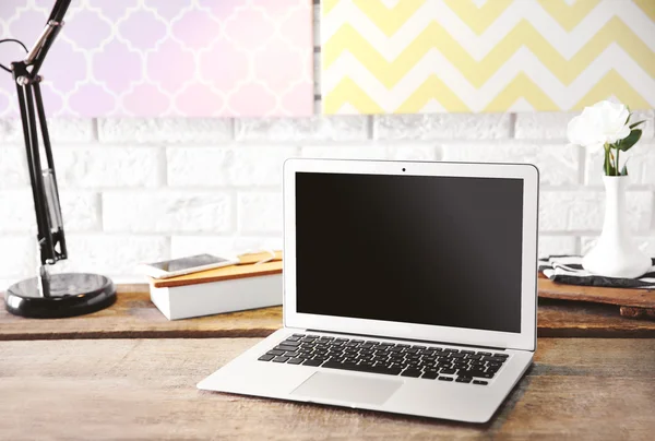 Lâmpada moderna e laptop na mesa — Fotografia de Stock
