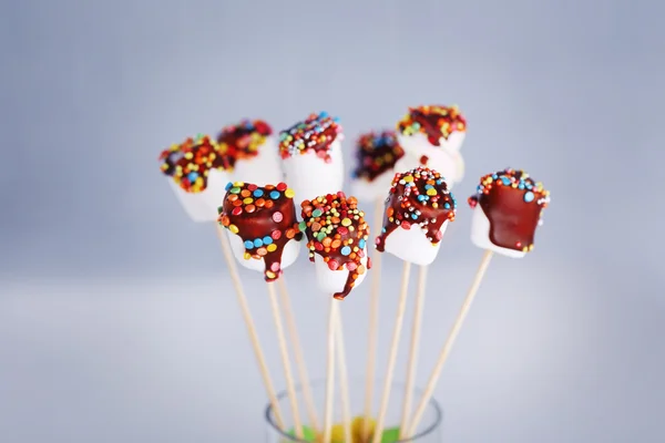 Νόστιμο marshmallows με σοκολάτα στα ραβδιά, κοντινό πλάνο — Φωτογραφία Αρχείου
