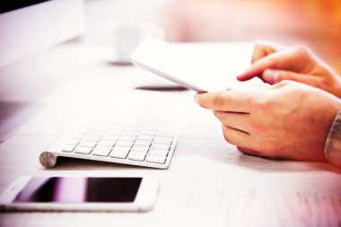 Genç işadamı Tablet PC'yi kullanma
