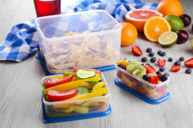 Lezzetli yemek plastik kaplarda ahşap masa yakın çekim