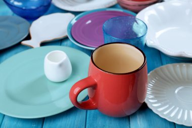 ahşap masa üzerinde farklı yemek takımı