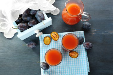 Erik suyu taze meyve ile bir gözlük