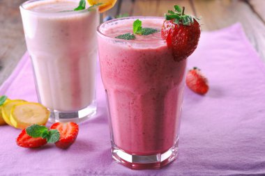 Meyve ve meyveli taze buzlu içecekler, masada, yakın plan.