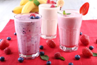Milkshakes ışık arka plan üzerinde kırmızı Tekstil, çilek ile