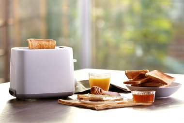 Tablo için tost ve portakal suyu, arka plan bulanık ile Kahvaltı