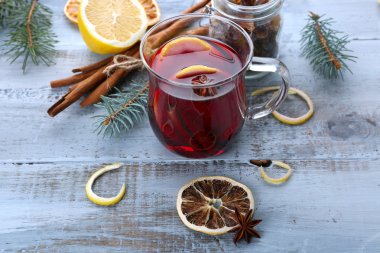 Lezzetli mulled şarap ve baharat, mavi ahşap arka plan üzerinde yakın çekim