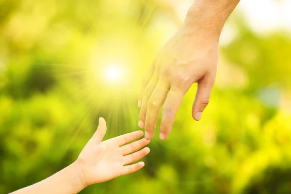 Mani di padre e figlio — Foto Stock