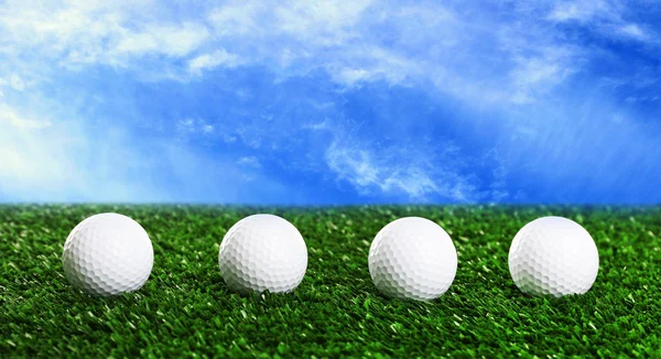 Çimenlerin üzerinde golf topları — Stok fotoğraf