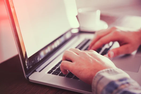 Jonge man met laptop — Stockfoto