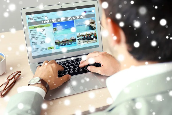 Człowiek Pomocą Laptopa Przez Efekt Śnieg — Zdjęcie stockowe