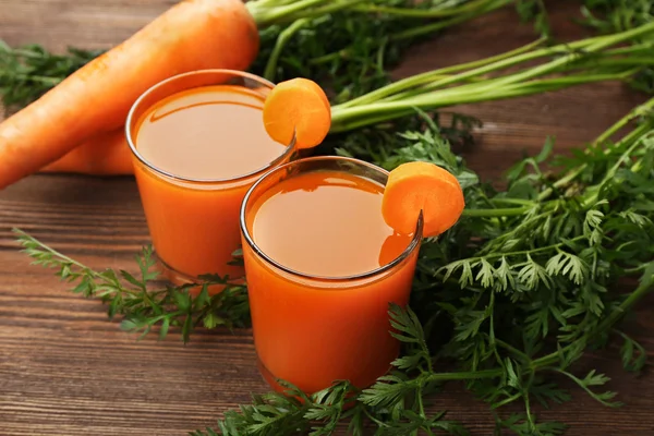 Verres de jus de carotte avec légumes sur la table gros plan — Photo