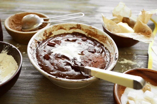 Preparando a massa de farinha de torta de chocolate na mesa de perto — Fotografia de Stock