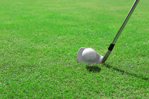 Golfschläger und Ball — Stockfoto