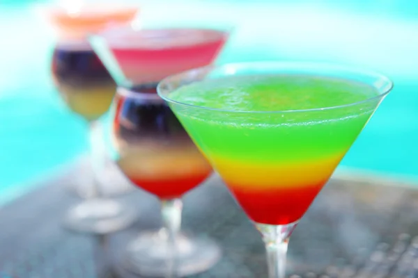 Cocktails on swimming pool background — Stock Photo, Image
