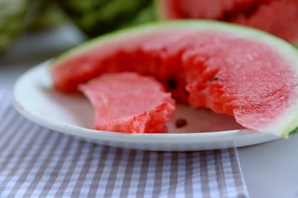 Watermeloen gesneden op plaat close-up — Stockfoto