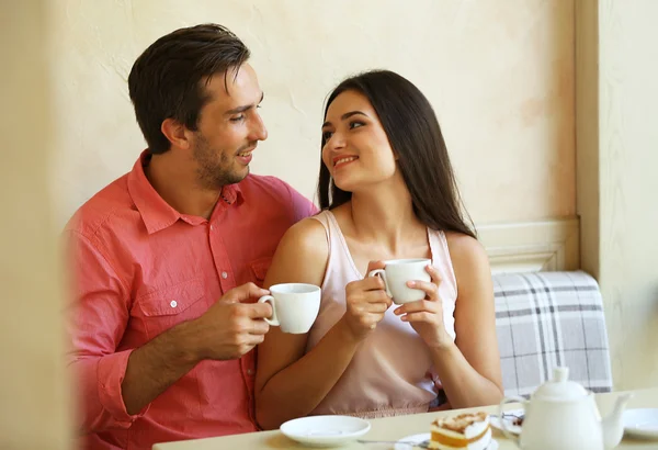 Unga par i caféet — Stockfoto