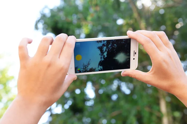 Menschenhände beim Fotografieren — Stockfoto